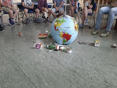 Bild Kinder im Stuhlkreis, Symbolisch Müllverschmutzung der Erde
