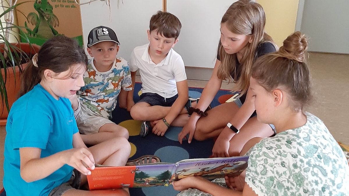 Kinder im Halbkreis beim Vorlesen