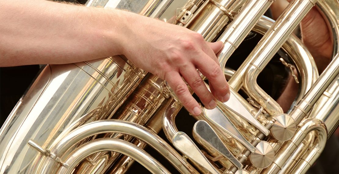 Bild Hand auf Tasten einer Tuba